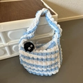 Blau-weiß gestreifte Tote Bag aus Popcorn-Stoff mit süßem Rußmännchen-Plüschanhänger - Blau mit Anhänger