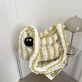 Sac hobo rayé jaune et blanc avec pendentif en peluche sur table en verre - Jaune (Avec Pendentif)