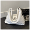 Minimalistische weiße Hobo-Tasche mit Silberemblem und Kettenriemen im Büroambiente - Weiß