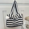 Borsa a nuvola a righe bianche e nere in tessuto goffrato con pompon decorativo - Nero Con Pendente