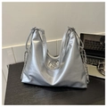 Silberne Hobo-Handtasche mit mattem Metallic-Finish und geometrischem Ringverschluss - Silber