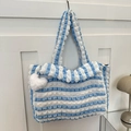 Borsa tote a righe bianche e blu con ciondolo a cuore di peluche bianco in esposizione - Blu con ciondolo