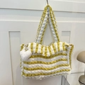 Borsa tote a righe gialle e bianche con texture a bolle e ciondolo a cuore - Giallo con ciondolo