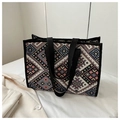 Detail der bunten geometrischen Jacquard-Webung und schwarzen Träger auf der Canvas-Tasche - Schwarz