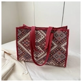 Detailansicht der Boho-Canvas-Tragetasche mit Ethno-Muster und roten gewebten Griffen - Rot