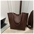 Bolso tote de cuero PU marrón oscuro con botón de presión dorado y correas dobles - café