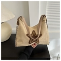 Hobo-Tasche aus khakifarbenem Wildlederimitat mit dunkelbraunem Plüschstern - Khaki
