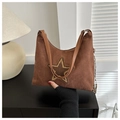 Braune Vintage-Schultertasche aus Wildlederimitat mit Glitzerstern-Stickerei und Ketten-Detail - Braun