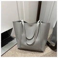 Bolso tote gris de piel sintética con hebilla magnética dorada y correas largas al hombro - Gris