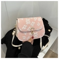 Dettaglio della trama ricamata rosa e della chiusura dorata sulla borsa da donna - Rosa