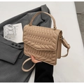 Detailweergave van beige gewatteerde PU-lederen crossbodytas met gouden metalen beslag - Khaki
