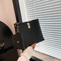 Schicke schwarze Beuteltasche mit goldenem Drehverschluss und passender Mini-Börse - Schwarz