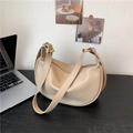 Bolso de hombro media luna crema minimalista en cuero PU suave con hebilla dorada - Caqui