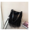 Bolso de hombro negro para mujer en gamuza mate con flecos largos de estilo moderno - Negro