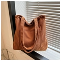 Dettaglio della trama della borsa tote in velluto a coste caramello con tasca esterna - Marrone