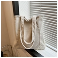 Vista dettagliata della borsa tote in velluto a coste crema con bottone a pressione - Bianco
