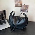 Bolso hobo minimalista de cuero PU negro mate con elegantes detalles metálicos dorados - Negro