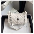 Borsa a tracolla bianca trapuntata con fibbia a stella argento e tracolla a catena - Bianco