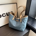 Blauwe pluizige fleece tote tas met bruine leren handvatten en gouden klinknagels - Blauw