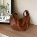 Bolso de hombro media luna en cuero sintético marrón con elegantes detalles dorados - Marrón