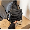 Klassieke zwarte gewatteerde lederen crossbodytas met flap en gouden details - Zwart