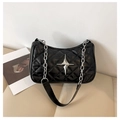 Piccola borsa a tracolla trapuntata nera con emblema stella argento e catena - Nero