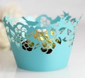 Hellblaue lasergeschnittene Cupcake-Förmchen mit filigranen Blumen- und Vogelmustern - Tiffany Blau