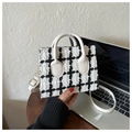 Mini sac à main en tweed à carreaux avec bandoulière en cuir blanc sur un bureau - Blanc