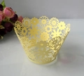 Dettaglio di pirottini gialli tagliati al laser con motivi floreali per decorazioni party - Giallo Limone