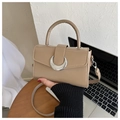 Detail der khakifarbene Leder-Box-Tasche mit silberner Schnalle und rundem Griff - Khaki