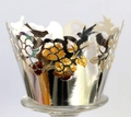 Detailansicht der lasergeschnittenen goldenen Cupcake-Förmchen mit filigranem Elsternmuster - Reflektierendes Silber