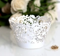 Detaillierte lasergeschnittene Rankenmuster auf weißer Papier-Cupcake-Hülle für Hochzeit - 5cm / Weiß