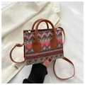 Ethno-Boho-Webtasche mit rosa geometrischen Mustern und braunen Ledergriffen - Rot