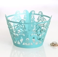 Detalle de ciervos cortados con láser en moldes para cupcakes azules festivos - Azul Tiffany