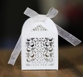 Makro-Detail der weißen lasergeschnittenen Geschenkbox mit elegantem Band und Blumenmustern - Weiß