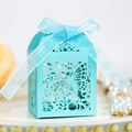 Makroansicht der hellblauen Gastgeschenkbox mit lasergeschnittenem Schmetterling und Schleife - Tiffany Blau