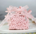 Detalle de caja de dulces rosa cortada con láser y elegante lazo de cinta de seda - Rosa