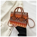 Ethnische Mini-Stricktasche mit orangefarbenem Wellenmuster und braunen Griffen - Orange