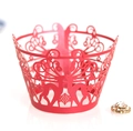 Primer plano de envoltorios rojos para cupcakes con motivos de renos y copos de nieve - Rojo Perlado
