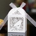 Dettaglio scatola regalo bianca tagliata al laser con nastro in organza e fiocco - Bianco
