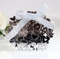 Detalle de caja de regalo calada con láser para bodas con flores y lazo de seda azul - Plata Reflectante