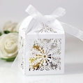Detalle de caja de regalo con copo de nieve cortado con láser y lazo blanco de seda - Blanco