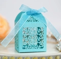 Dettaglio del motivo tagliato al laser su scatola regalo azzurra con nastro d'organza - Blu Turchese