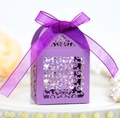 Détail du motif floral découpé au laser et du ruban violet sur boîte cadeau de mariage - Violet foncé