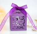 Gros plan sur une boîte de mariage violette découpée au laser avec un nœud en ruban - Violet foncé