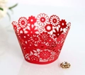 Dettaglio del motivo floreale tagliato al laser su pirottino rosso per cupcake di nozze - Rosso Perlato