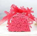 Detalle de caja de dulces navideña roja con corte láser de copo de nieve y lazo de organza - Rojo Perlado