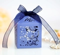 Boîte à bonbons bleu clair découpée au laser avec motif floral et ruban en organza bleu - Bleu Saphir
