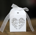 Scatola regalo bianca tagliata al laser con nastro di seta su piano in legno - Bianco
