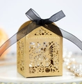 Makroaufnahme einer lasergeschnittenen Kraftpapier-Geschenkbox mit schwarzer Schleife - Kraftpapier